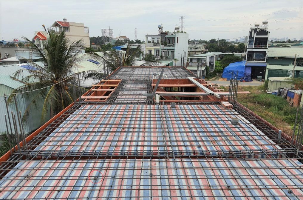 D&ugrave;ng con k&ecirc; b&ecirc; t&ocirc;ng đổ s&agrave;n m&aacute;i