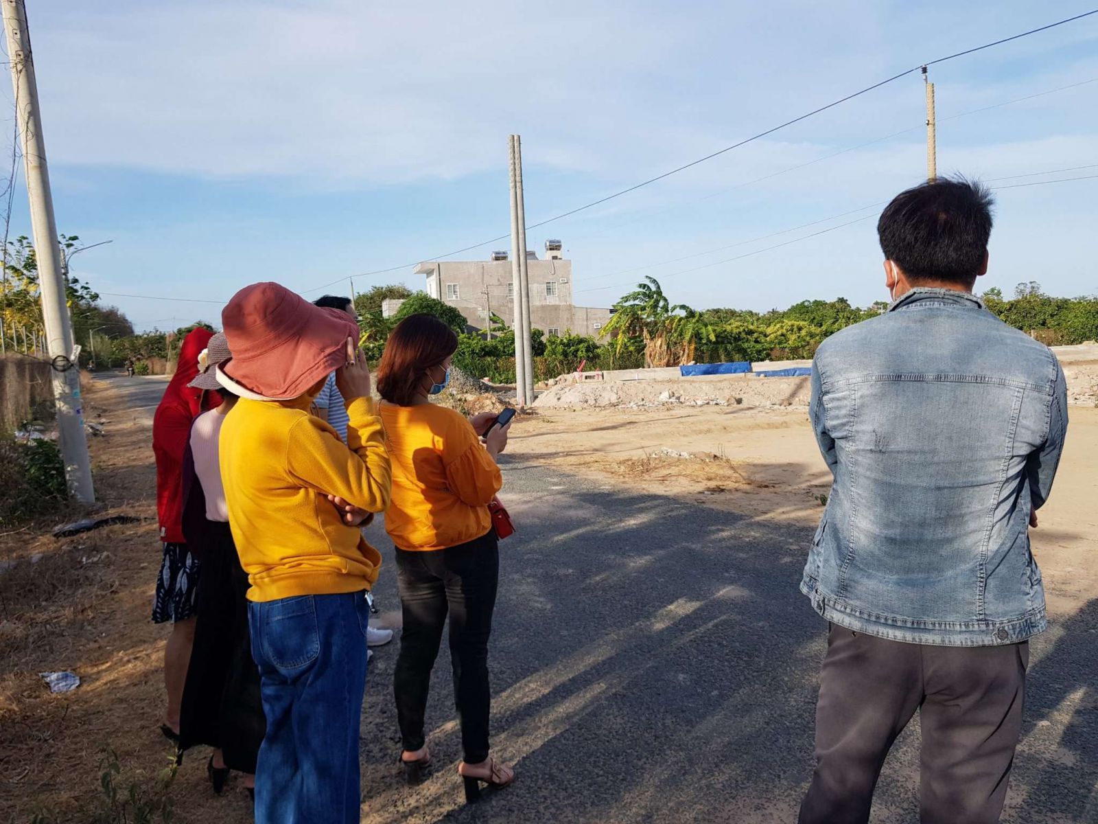 nh&agrave; đầu tư F0 t&igrave;m mua đất nền