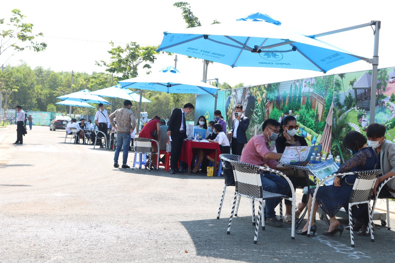 Người tìm mua nhà đất tìm hiểu thông tin tại một dự án