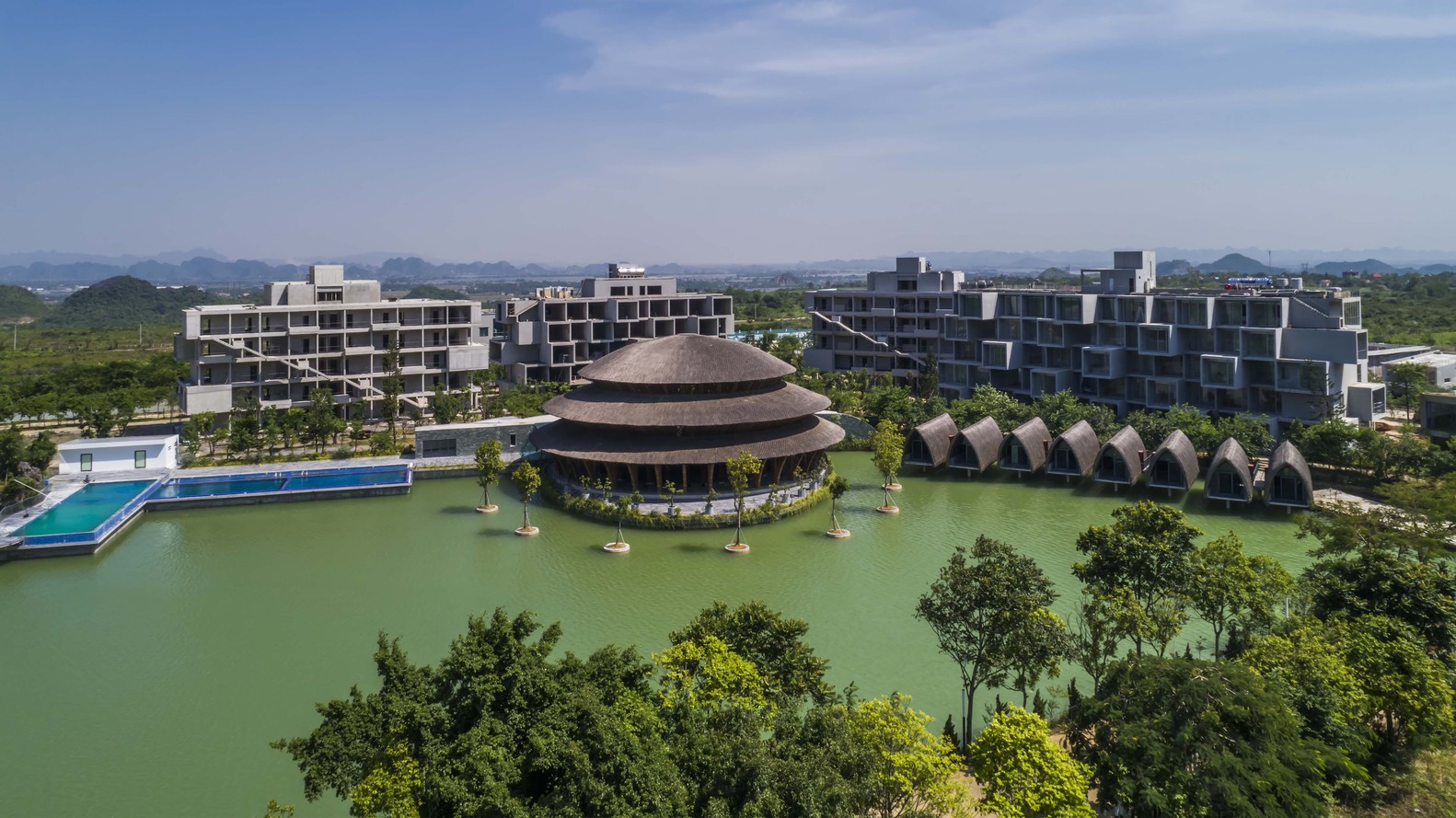 Mái nhà hàng tre hình tròn 3 tầng, rộng 1.050m2, được ghép từ 2 mái hình vành khuyên xếp chồng lên nhau và 1 mái vòm trên cùng.