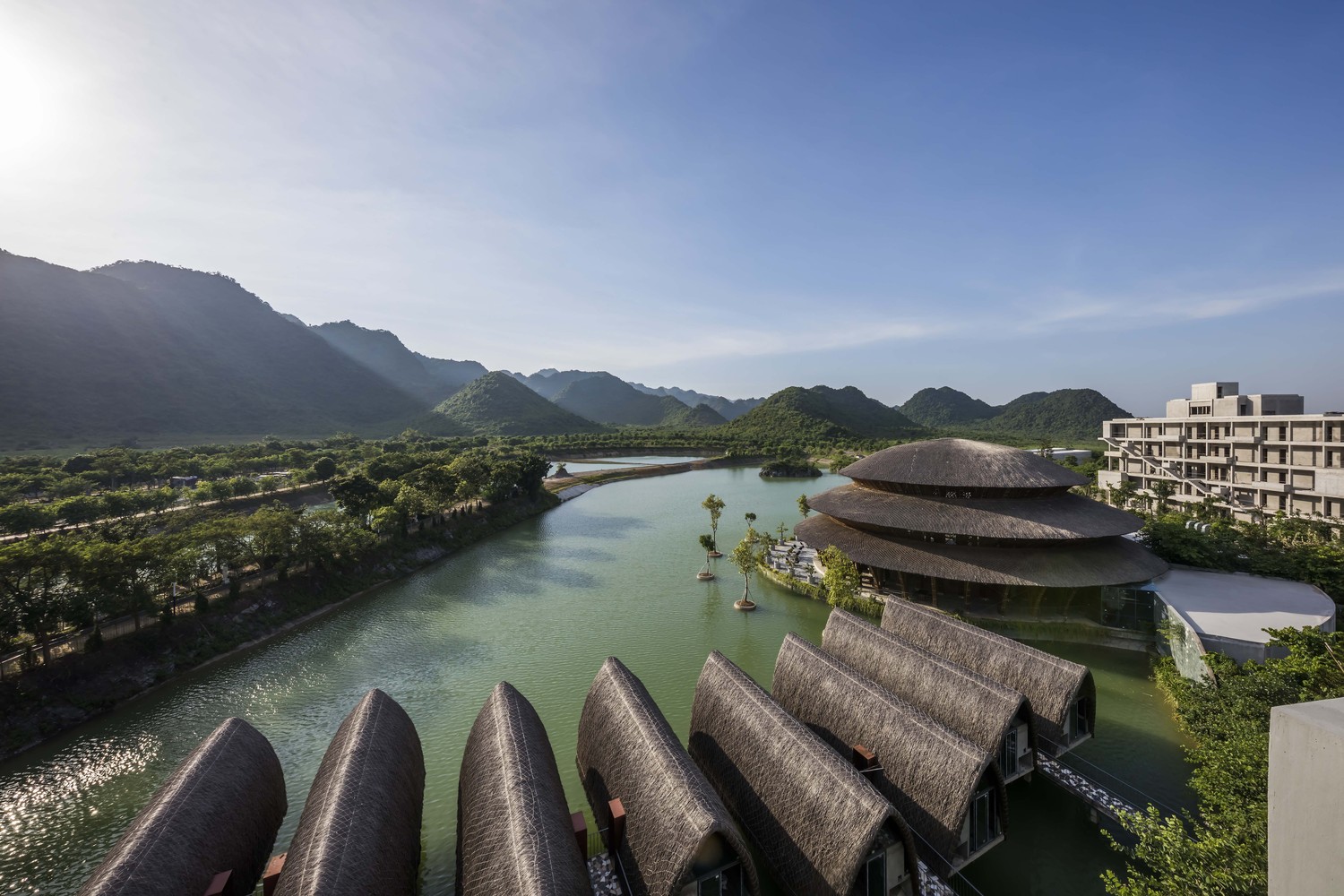 hình ảnh toàn cảnh nhà hàng tre cao nhất Việt Nam ở Ninh Bình