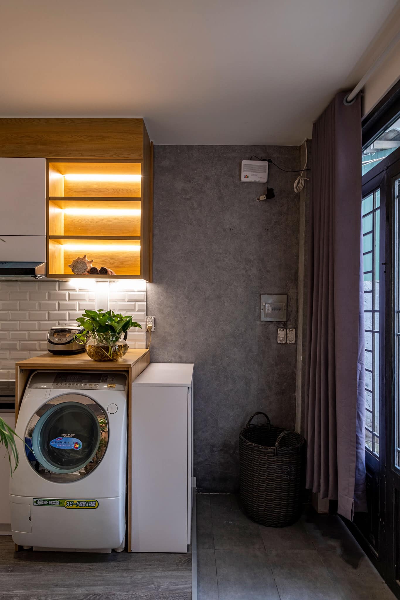 Tủ để gi&agrave;y d&eacute;p v&agrave; m&aacute;y giặt được bố tr&iacute; ở một g&oacute;c nh&agrave;