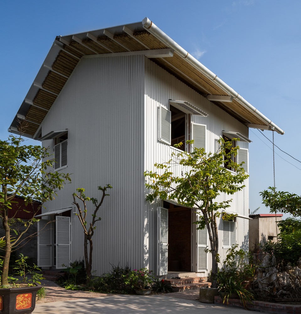 cận cảnh ng&ocirc;i nh&agrave; bằng t&ocirc;n m&agrave;u trắng