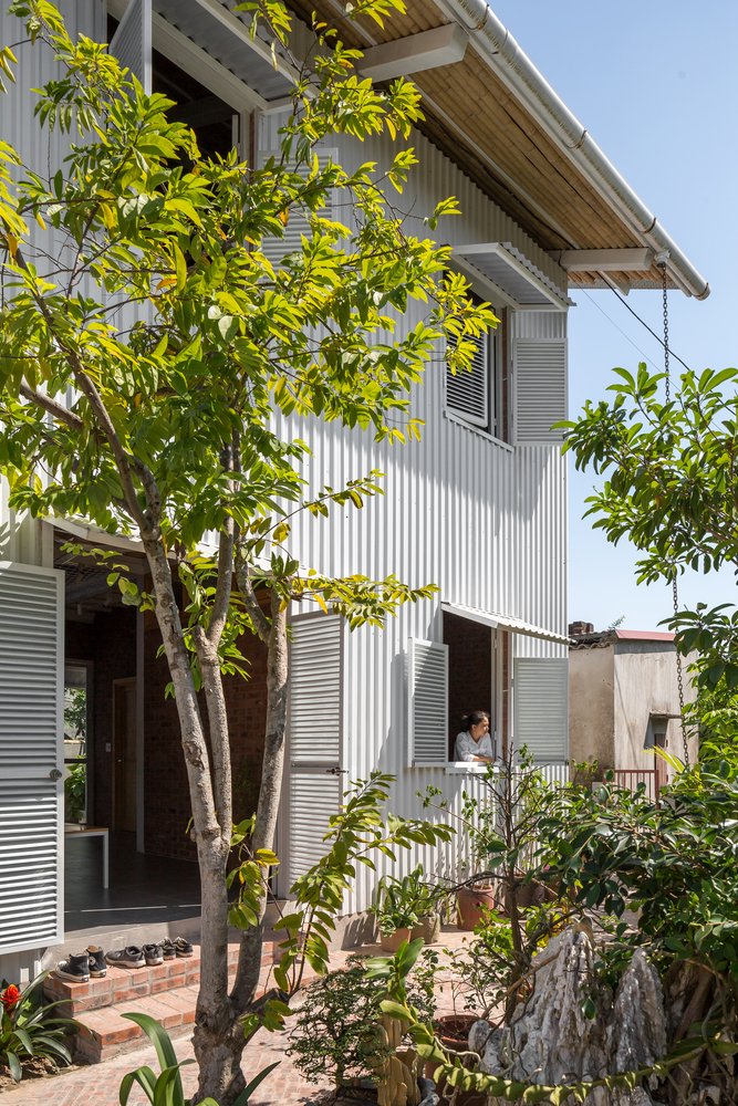 người phụ nữ đứng cạnh cửa sổ nh&agrave;