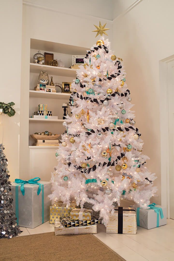 h&igrave;nh ảnh cận cảnh c&acirc;y th&ocirc;ng Noel với m&agrave;u v&agrave;ng, trắng, đen