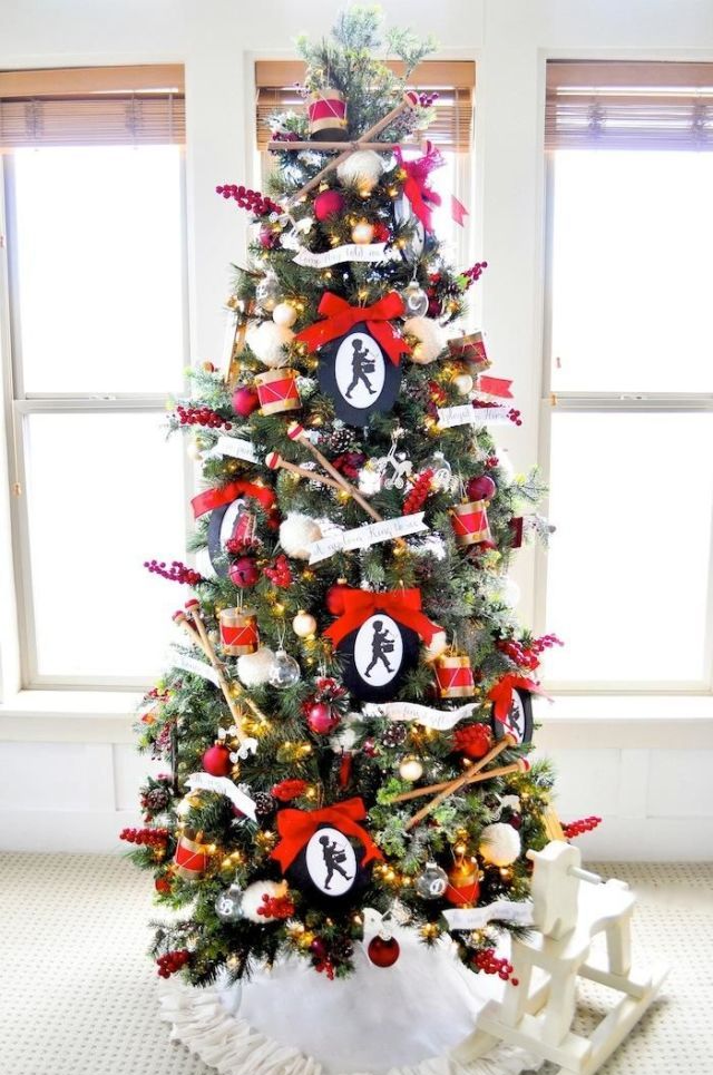 C&acirc;y th&ocirc;ng Noel truyền thống trở n&ecirc;n mới mẻ, h&uacute;t mắt hơn với điểm nhấn trang tr&iacute; h&igrave;nh cậu b&eacute; đ&aacute;nh trống.