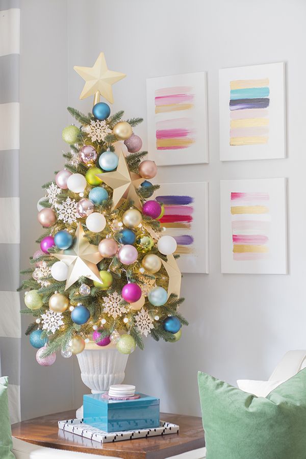 c&acirc;y th&ocirc;ng Noel mini truyền thống với những quả b&oacute;ng m&agrave;u sắc, ng&ocirc;i sao gắn tr&ecirc;n c&ugrave;ng