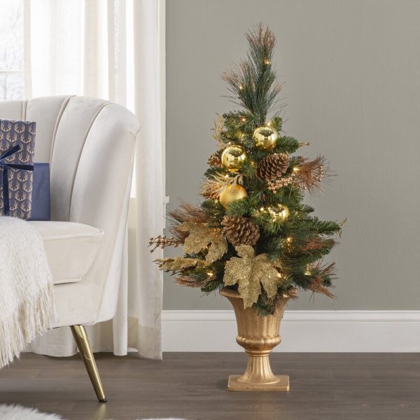 C&acirc;y th&ocirc;ng Noel nhỏ xinh kh&ocirc;ng chiếm qu&aacute; nhiều diện t&iacute;ch m&agrave; vẫn tạo n&ecirc;n một vẻ ngo&agrave;i nổi bật với loạt đồ trang tr&iacute; v&agrave; quả th&ocirc;ng.