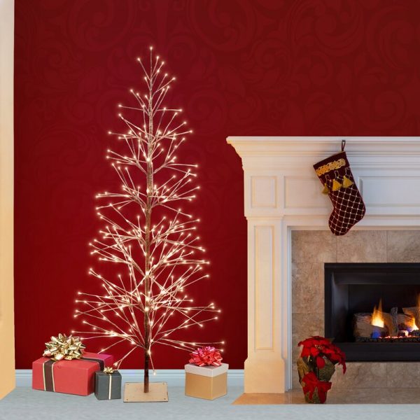 h&igrave;nh ảnh cận cảnh c&acirc;y th&ocirc;ng Noel gắn đ&egrave;n LED ph&aacute;t s&aacute;ng