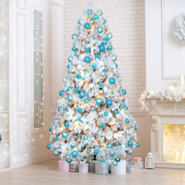 c&acirc;y th&ocirc;ng Noel nh&acirc;n tạo với quả b&oacute;ng m&agrave;u xanh trắng