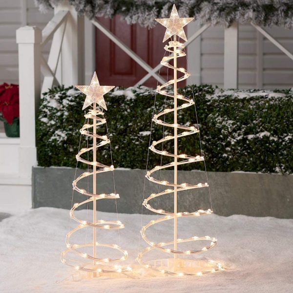C&acirc;y th&ocirc;ng với đ&egrave;n LED &aacute;nh s&aacute;ng v&agrave;ng ấm &aacute;p l&agrave; kiểu trang tr&iacute; Noel đa năng, c&oacute; thể sử dụng được cả trong nh&agrave; v&agrave; ngo&agrave;i trời.