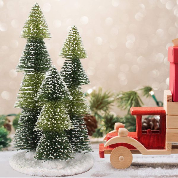 C&acirc;y th&ocirc;ng Noel mini n&agrave;y được l&agrave;m bằng kim loại v&agrave; nhựa, đặt tr&ecirc;n một đế gỗ. Với thiết kế linh hoạt, bạn c&oacute; thể t&ugrave;y chỉnh h&igrave;nh d&aacute;ng, k&iacute;ch thước của c&acirc;y.