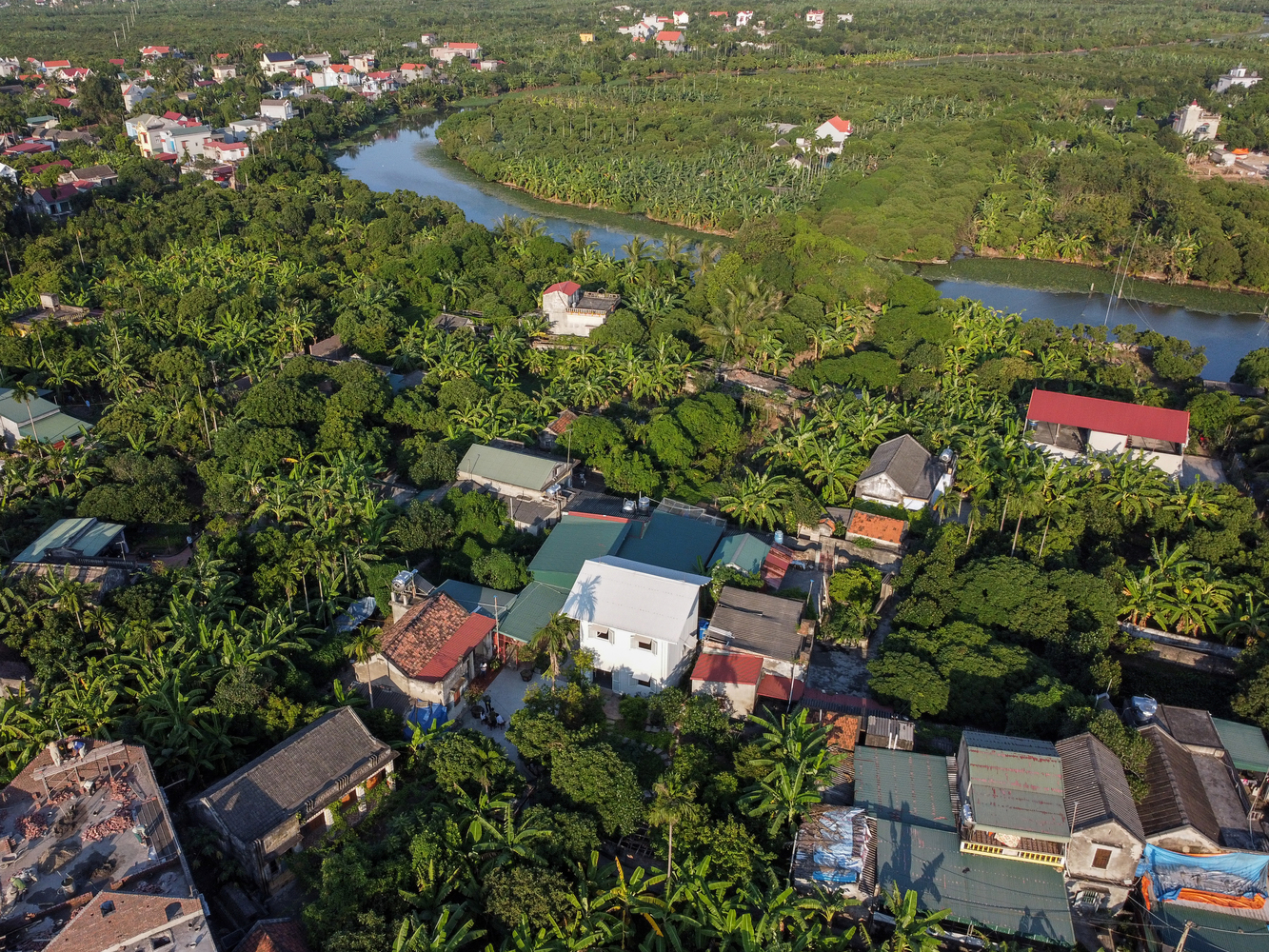 Ngôi nhà khung thép tọa lạc giữa vùng quê yên ả, thanh bình.