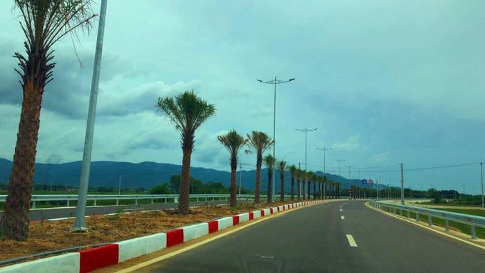 tuyến quốc lộ c&oacute; h&agrave;ng c&acirc;y ở giữa