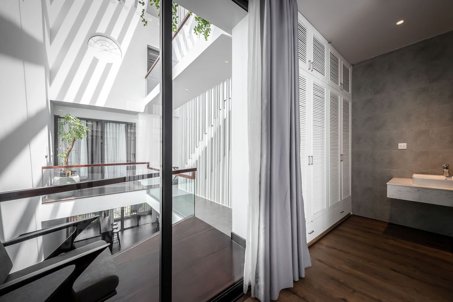 khoảng th&ocirc;ng tầng lớn