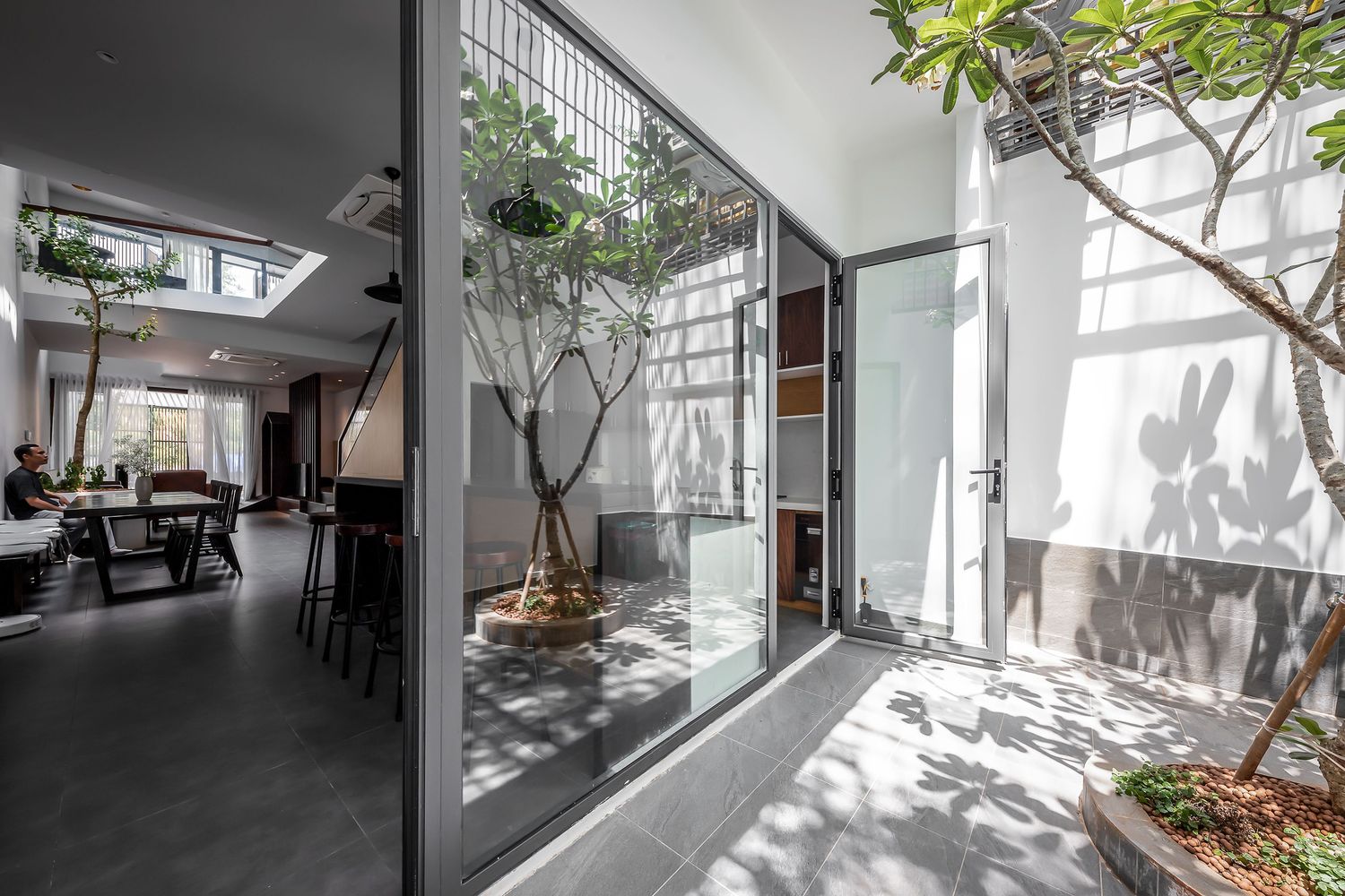 khoảng s&acirc;n lớn sau nh&agrave;