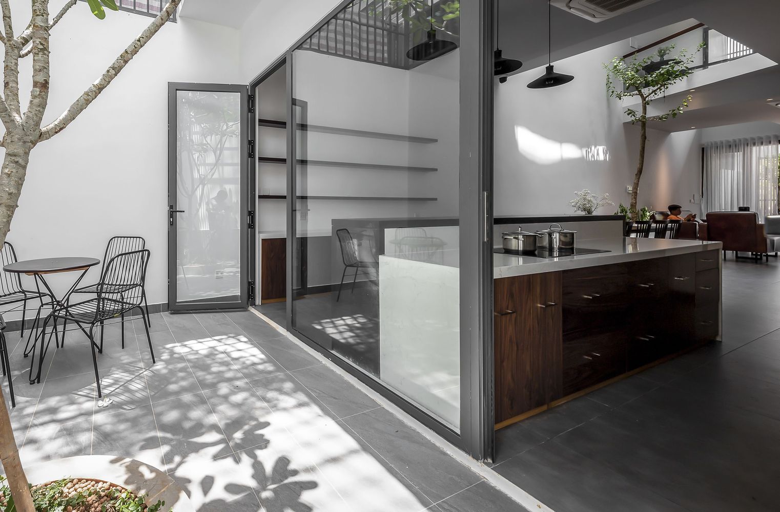 hình ảnh khoảng sân sau cạnh phòng bếp nhà phố