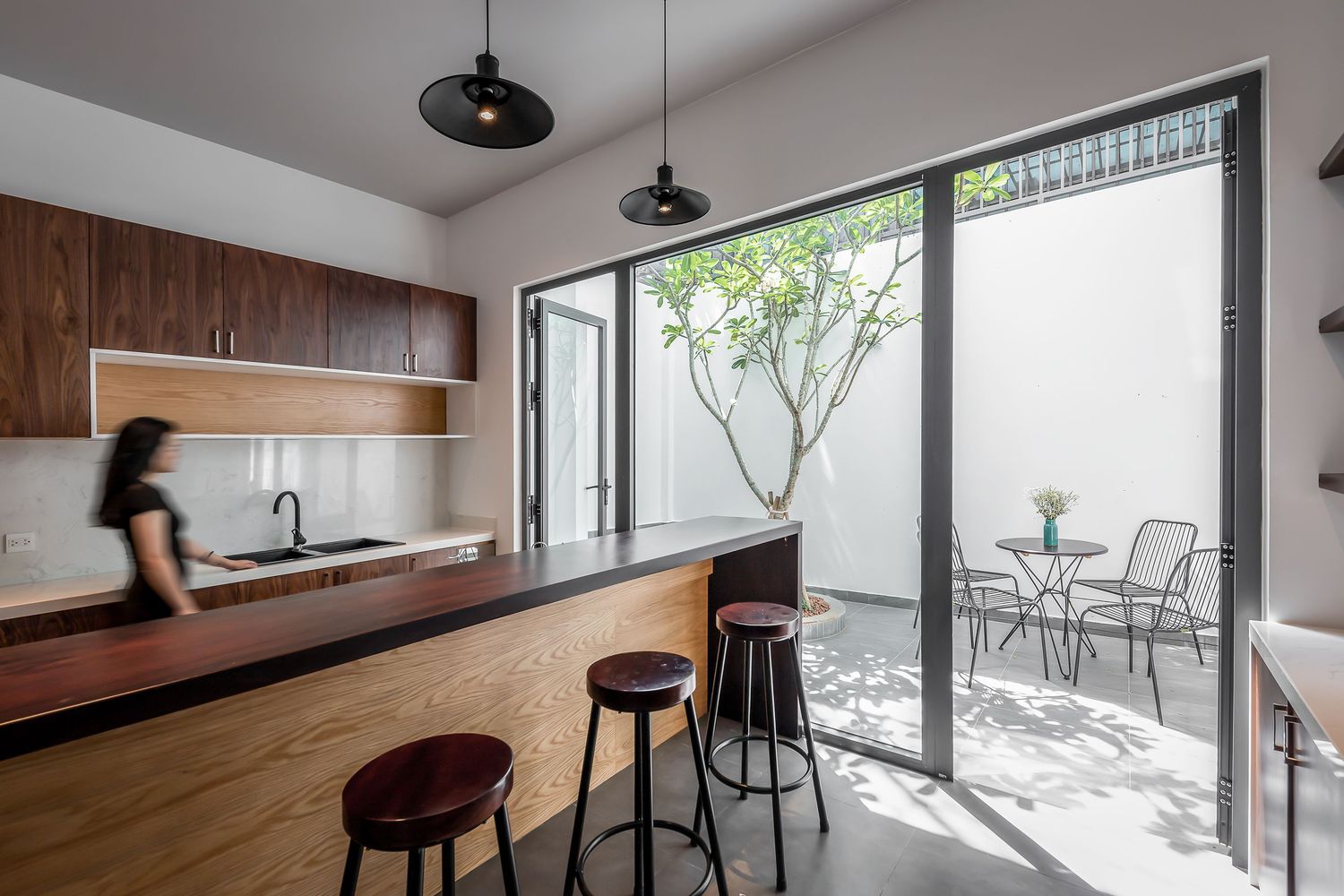 Bar mini kiêm bàn ăn sáng tiện dụng cho 3-4 người cùng lúc.