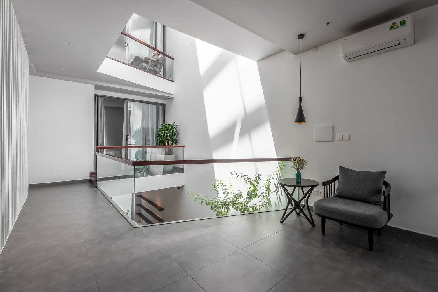 Khoảng chiếu nghỉ của cầu thang được tận dụng làm không gian vui chơi riêng cho các bé.