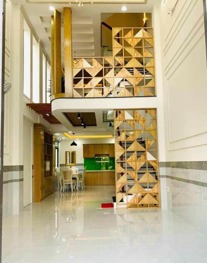 Tầng lửng c&oacute; thiết kế v&aacute;ch ngăn CNC