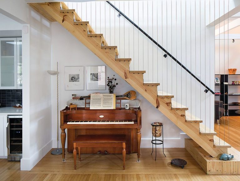 G&oacute;c giải tr&iacute; với đ&agrave;n piano được b&agrave;i tr&iacute; gọn đẹp dưới gầm cầu thang.