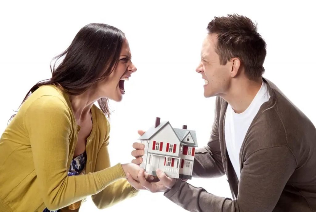 hai người đanh tranh gi&agrave;nh nhau một m&ocirc; h&igrave;nh ng&ocirc;i nh&agrave;