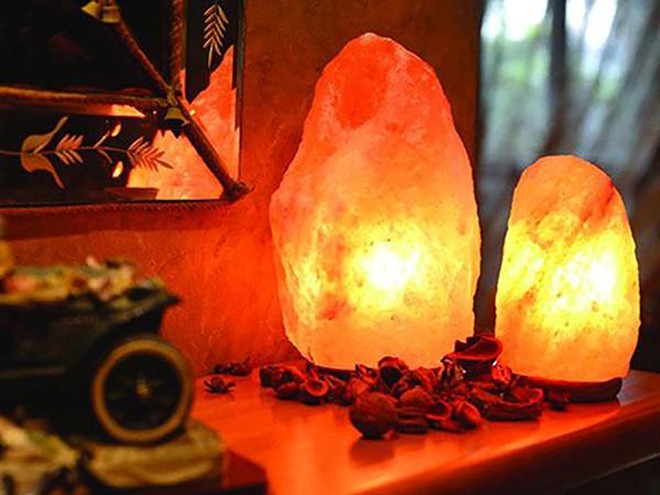 h&igrave;nh ảnh cận cảnh 2 đ&egrave;n đ&aacute; muối trang tr&iacute; ph&ograve;ng ngủ