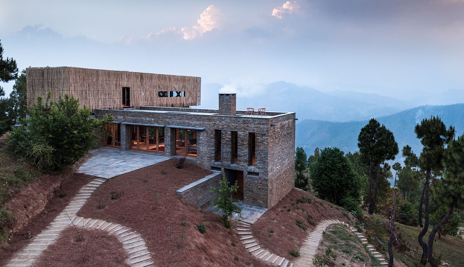 h&igrave;nh ảnh to&agrave;n cảnh kh&aacute;ch sạn độc đ&aacute;o tr&ecirc;n sườn đồi ở d&atilde;y Himalaya thuộc Ấn Độ với tầm nh&igrave;n ra ngọn n&uacute;i cao thứ hai của đất nước n&agrave;y.