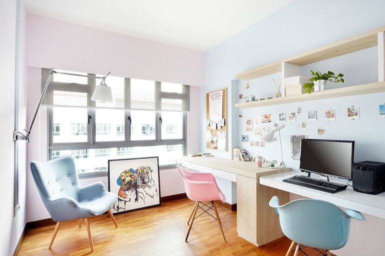 Văn phòng phong cách Scandinavian sống động, hút mắt hơn hẳn với sắc hồng phấn và xanh lam từ ghế ngồi.