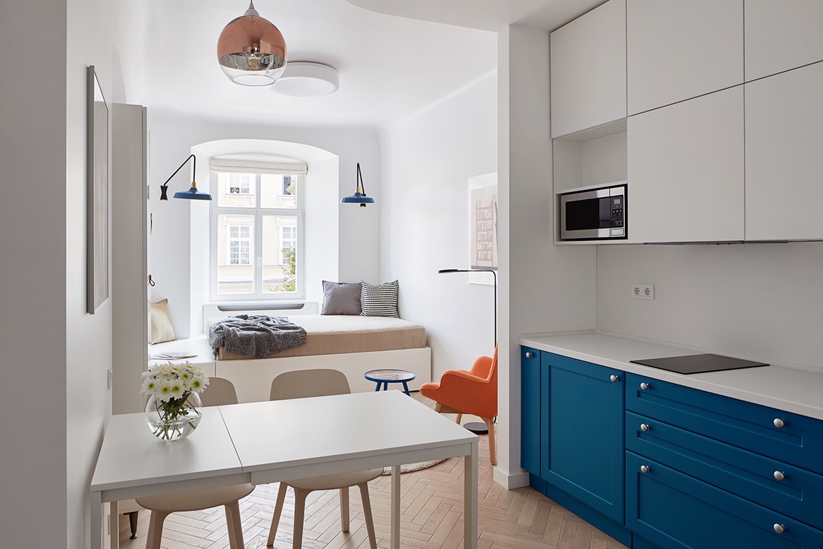 Trong căn hộ studio 27m2, ph&ograve;ng ngủ, bếp nấu v&agrave; ph&ograve;ng ăn được thiết kế li&ecirc;n th&ocirc;ng, lấy s&aacute;ng tự nhi&ecirc;n từ khung cửa sổ k&iacute;nh trong suốt.