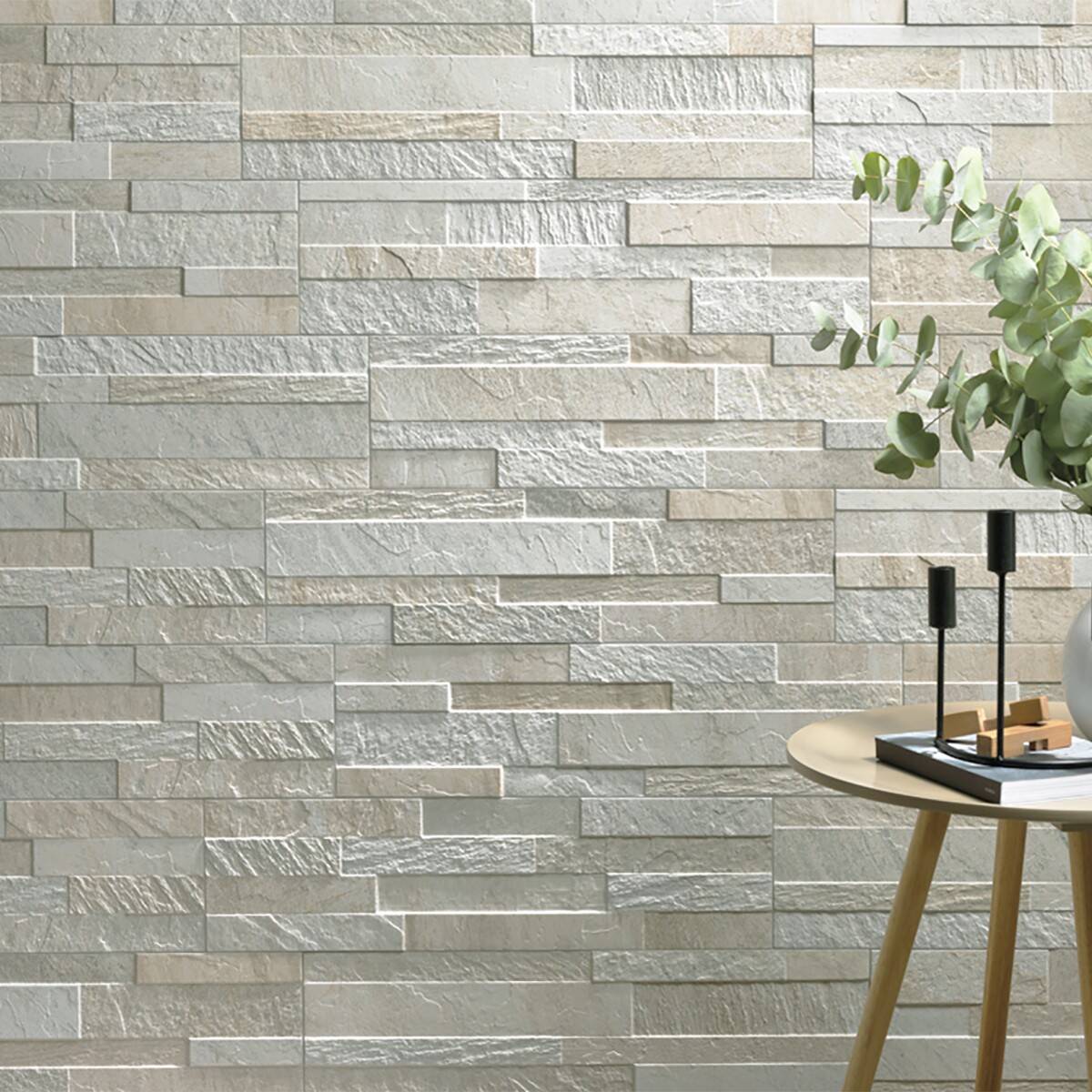 Hình ảnh cận cảnh bức tường ốp gạch thẻ giá đá màu xám trắng