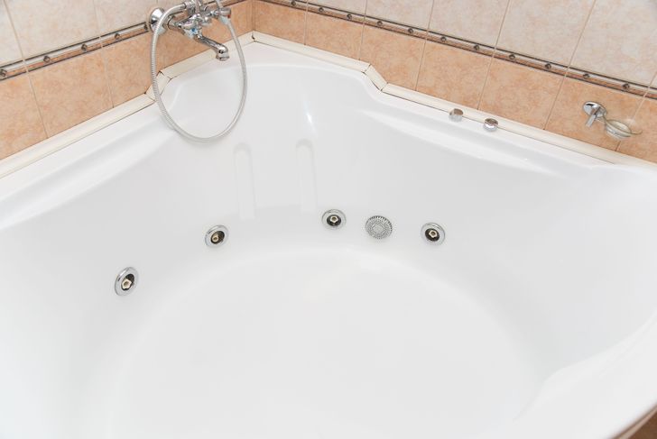 hình ảnh cận cảnh bồn tắm nằm