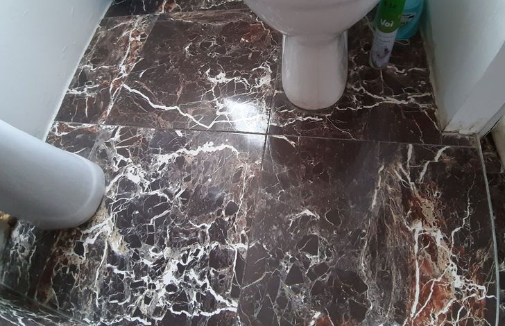 hình ảnh cận cảnh sàn phòng tắm ốp lát gạch men bóng màu đen