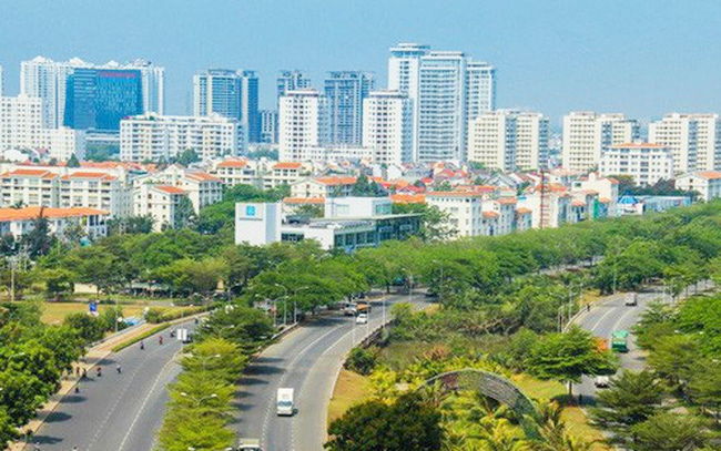 hình ảnh một góc thành phố nhìn từ trên cao với các tòa nhà chung cư cao tầng xen kẽ khu dân cư thấp tầng, cây xanh