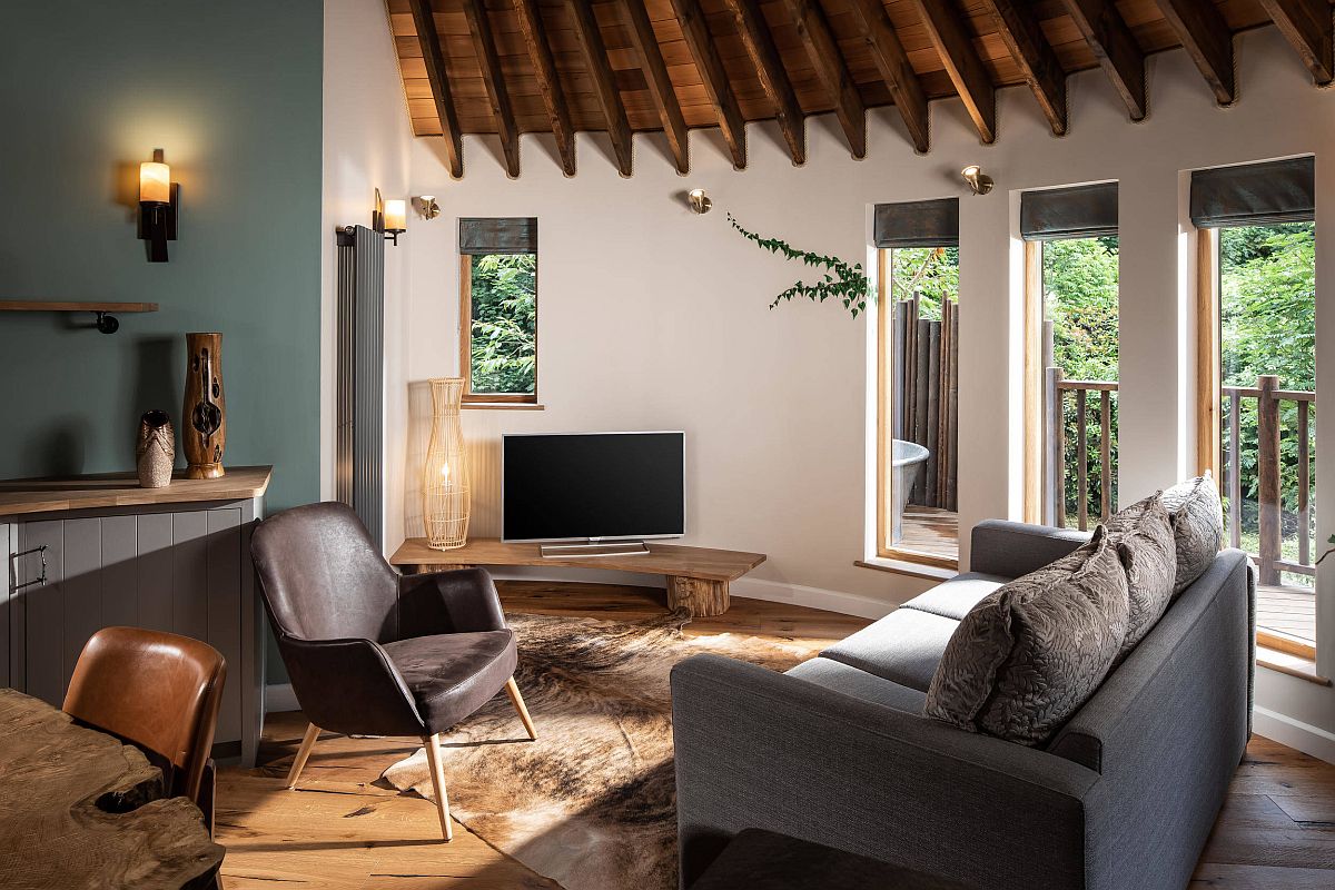 Kết hợp liền mạch phong c&aacute;ch lấy cảm hứng từ cabin cổ điển với t&ocirc;ng m&agrave;u trắng v&agrave; gỗ hiện đại tạo n&ecirc;n sức hấp dẫn kh&oacute; cưỡng cho ph&ograve;ng kh&aacute;ch n&agrave;y.