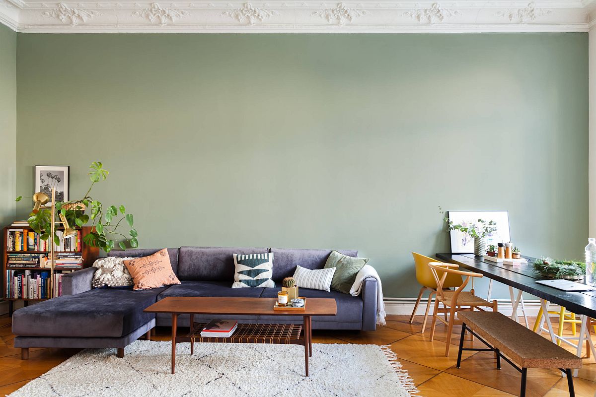 ​Bức tường điểm nhấn m&agrave;u xanh bạc h&agrave; nhẹ nh&agrave;ng l&agrave;m nền cho ghế sofa m&agrave;u t&iacute;m hoa c&agrave; trở n&ecirc;n nổi bật, h&uacute;t mắt hơn.