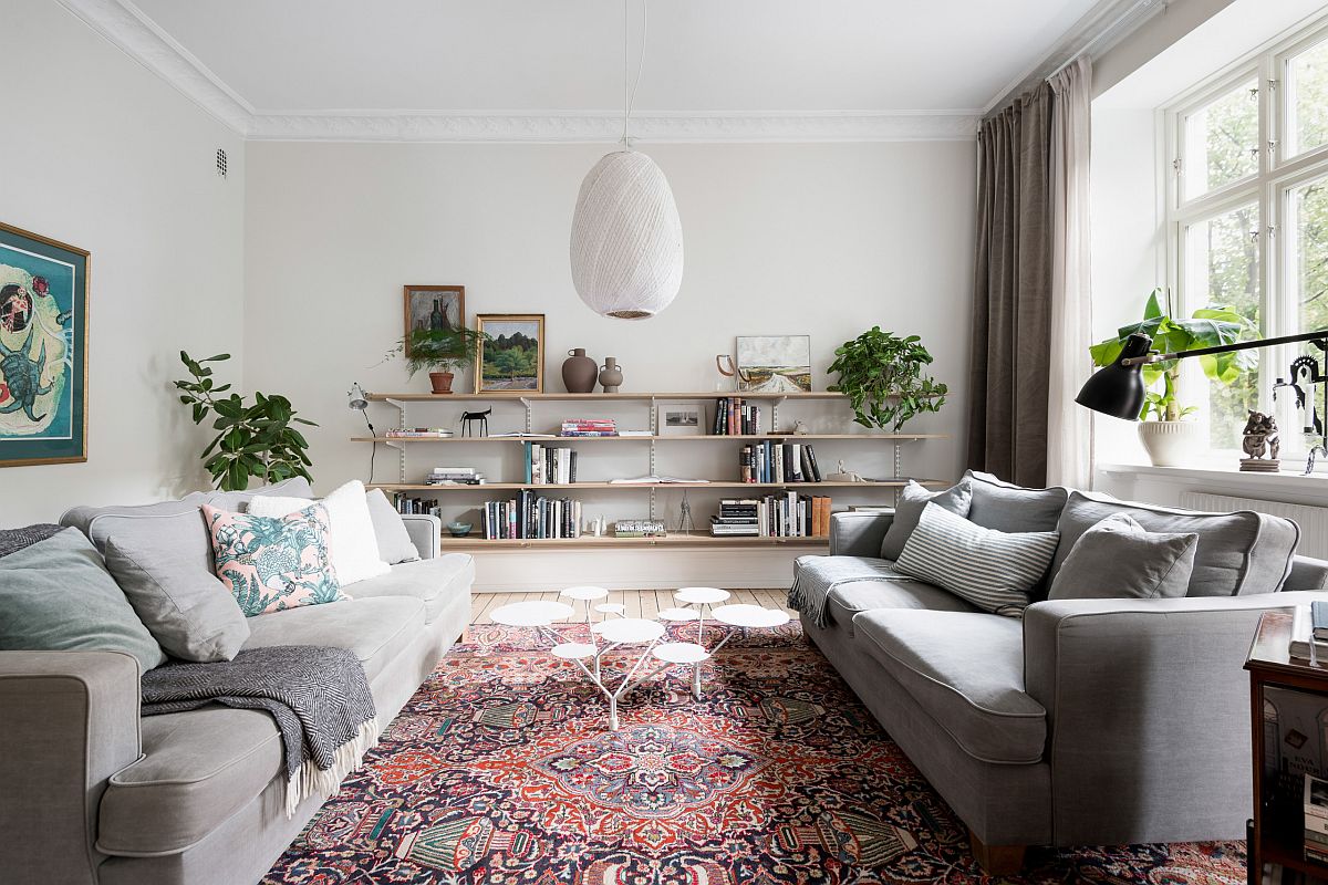 Ph&ograve;ng kh&aacute;ch phong c&aacute;ch Scandinavian hiện đại cực h&uacute;t mắt với tấm thảm trải s&agrave;n dệt thổ cẩm, t&ocirc;ng m&agrave;u ấm &aacute;p.