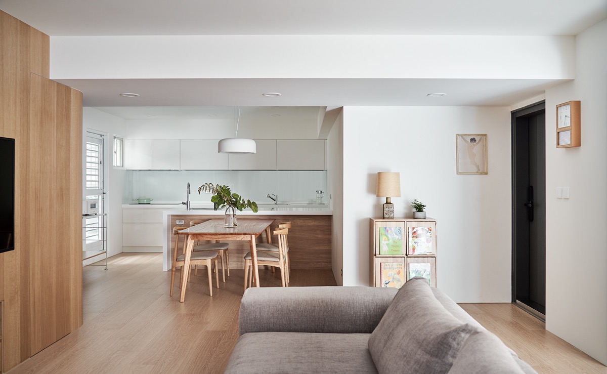 Một tủ sách nhỏ hơn được bố trí ở phía đối diện ghế sofa. Gờ sách bên ngoài "hiển thị" một cách ngọt ngào những cuốn sách yêu thích của trẻ.