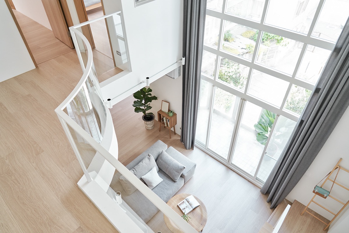 Chiếu nghỉ trên gác lửng thông thoáng tạo sự kết nối tinh tế, cho phép các thành viên trong gia đình ở tầng trên và tầng dưới giao tiếp dễ dàng.