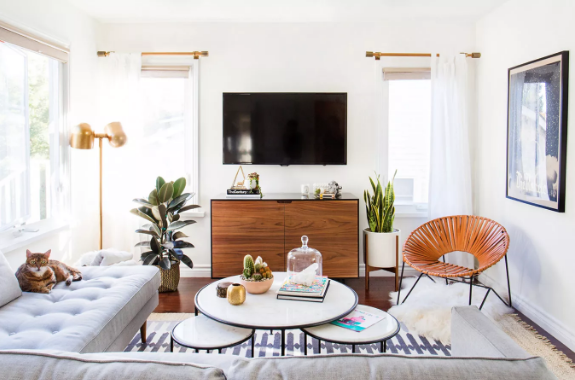 Ghế sofa chữ L giúp tối đa hóa chỗ ngồi trong phòng khách nhỏ.