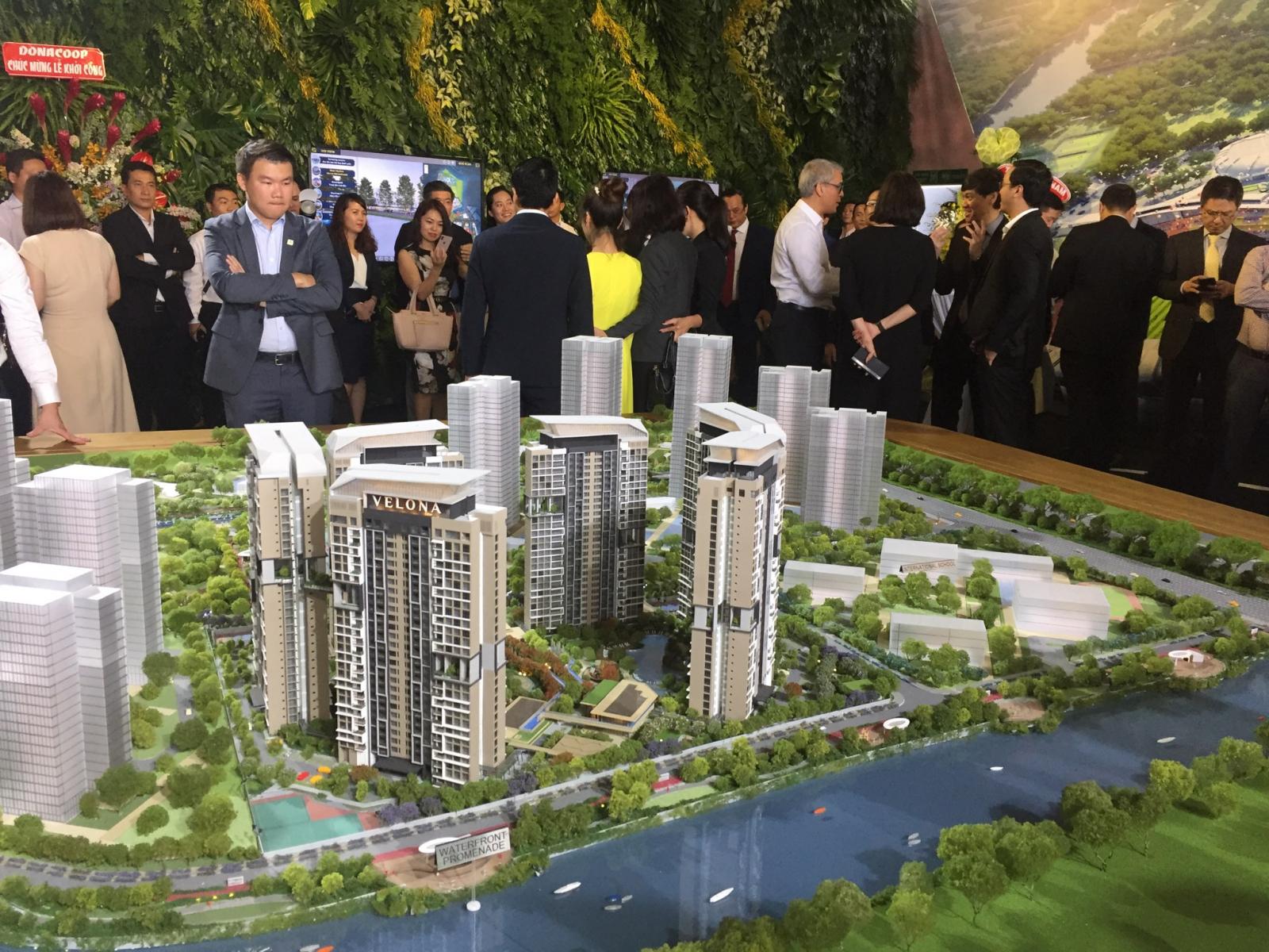 kh&aacute;ch h&agrave;ng xem sa b&agrave;n dự &aacute;n bất động sản