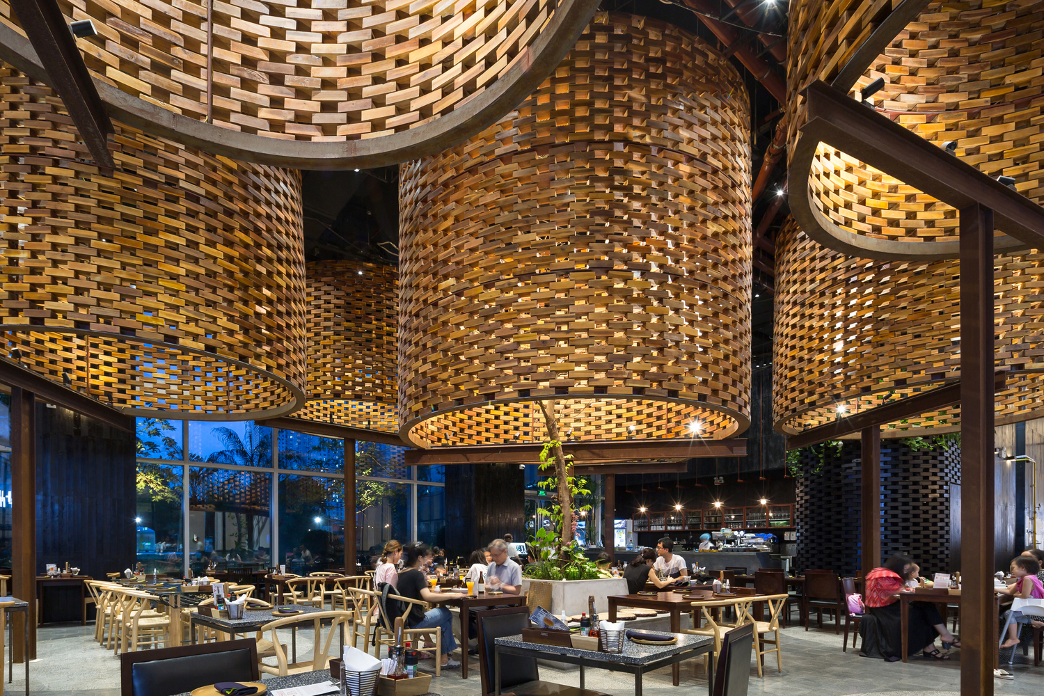 hình ảnh bên trong nhà hàng pizza ở Keangnam Landmark 72 với các chụp đèn khổng lồ độc đáo