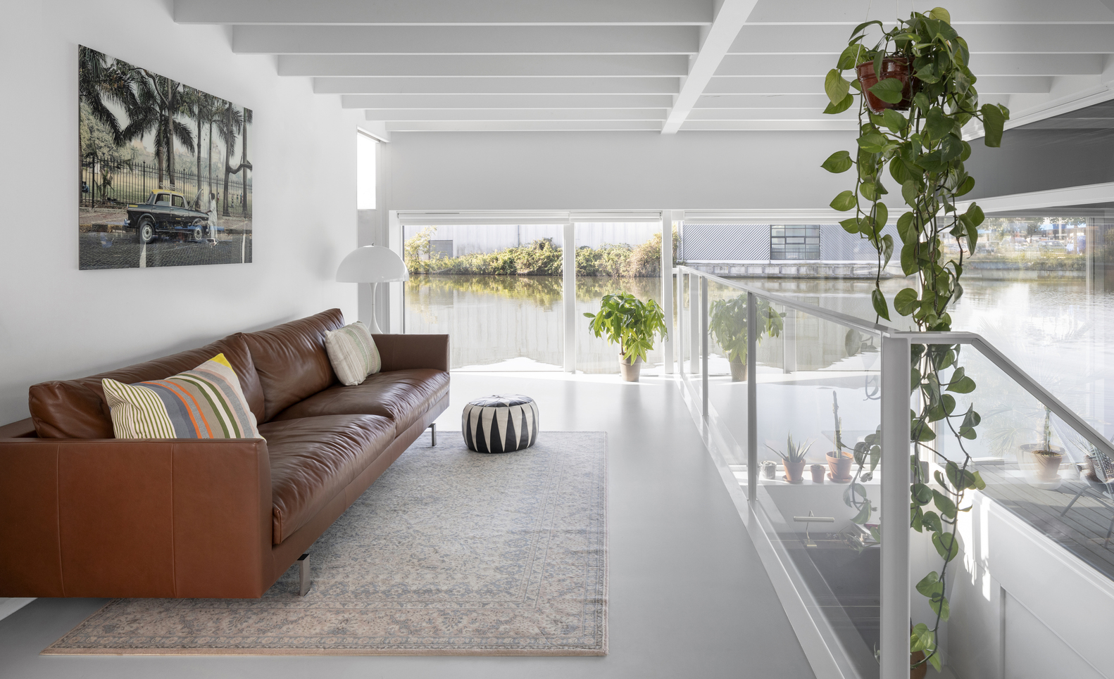h&igrave;nh ảnh ph&ograve;ng kh&aacute;ch nh&agrave; nổi nổi bật với ghế sofa m&agrave;u v&agrave;ng da b&ograve;