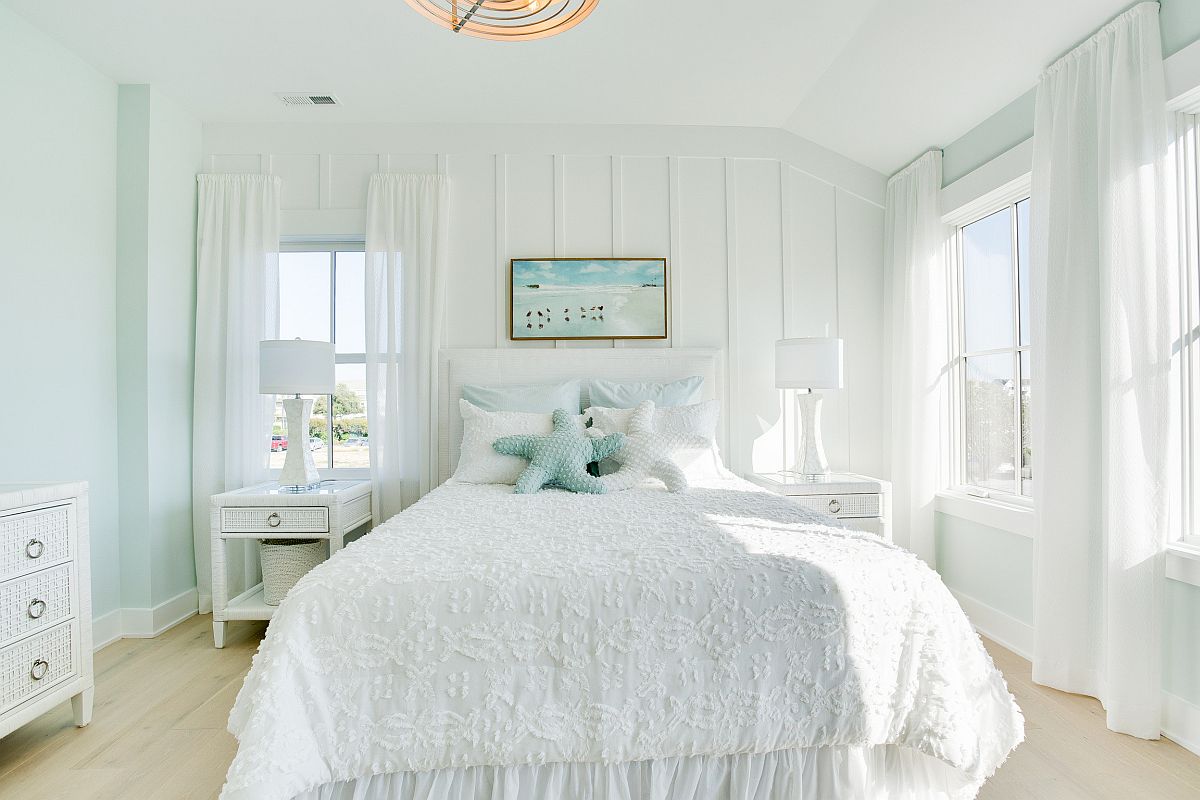 Sự kết hợp ho&agrave;n hảo giữa sắc trắng - m&agrave;u xanh pastel tạo ra một ph&ograve;ng ngủ thư gi&atilde;n v&agrave; sang trọng. Đ&acirc;y l&agrave; kh&ocirc;ng gian ri&ecirc;ng tư l&yacute; tưởng d&agrave;nh cho c&aacute;c c&ocirc; n&agrave;ng.
