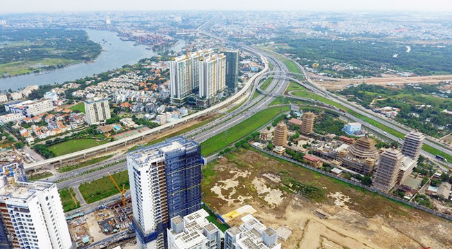 hình ảnh một góc quận 2, TP.HCM nhìn từ trên cao với những tòa nhà cao tầng xen kẽ khu dân cư thấp tầng, cây xanh, đường sá, sông nước