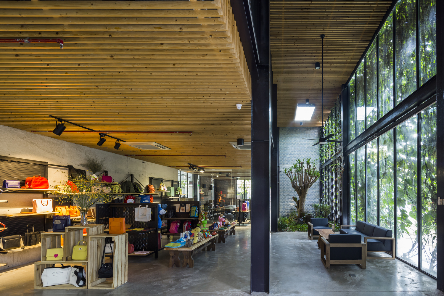 h&igrave;nh ảnh kh&ocirc;ng gian văn ph&ograve;ng tr&ecirc;n tầng 2 với trần ốp gỗ m&agrave;u v&agrave;ng s&aacute;ng nổi bật