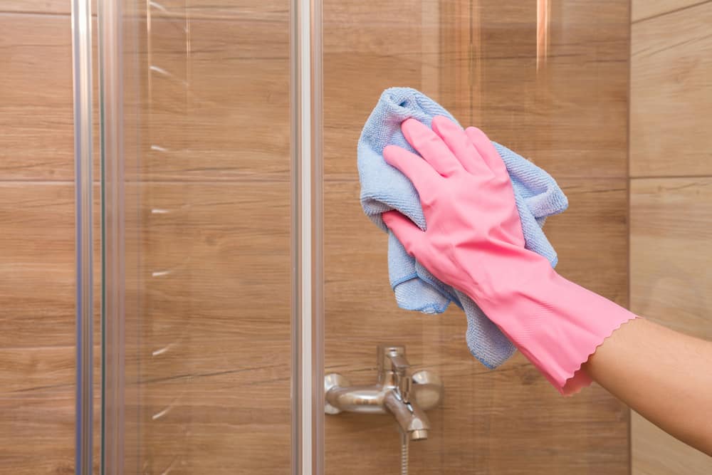 l&agrave;m sạch v&aacute;ch k&iacute;nh nh&agrave; tắm bằng vải mềm