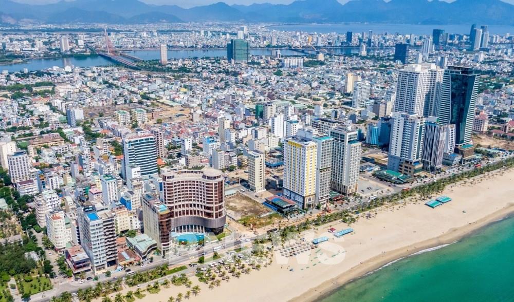 h&igrave;nh ảnh một g&oacute;c th&agrave;nh phố nh&igrave;n từ tr&ecirc;n cao với nhiều t&ograve;a nh&agrave; cao tầng xen kẽ khu d&acirc;n cư thấp tầng, c&acirc;y xanh, s&ocirc;ng, biển