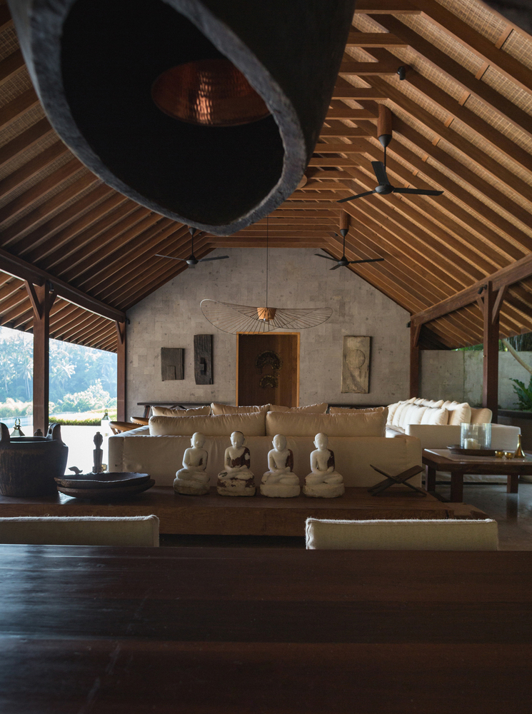 h&igrave;nh ảnh g&oacute;c ph&ograve;ng kh&aacute;ch nh&igrave;n từ ph&ograve;ng ăn với bộ tượng m&agrave;u trắng nổi bật