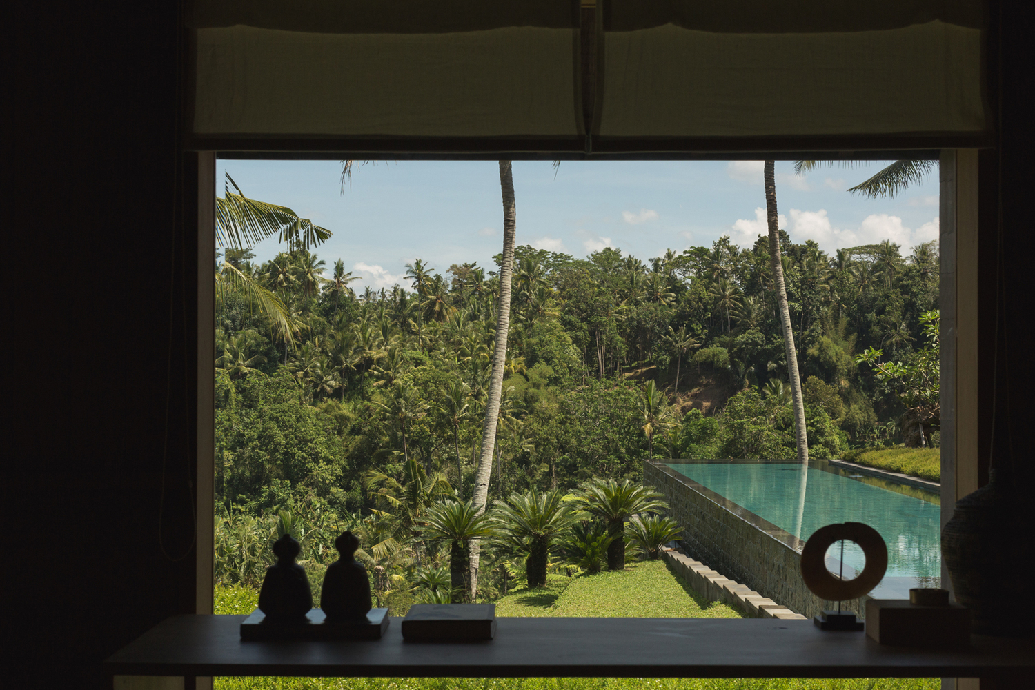 Ph&ograve;ng l&agrave;m việc tại nh&agrave; hướng nh&igrave;n ra rừng c&acirc;y xanh tốt v&agrave; bể bơi ph&iacute;a trước nh&agrave; vườn.